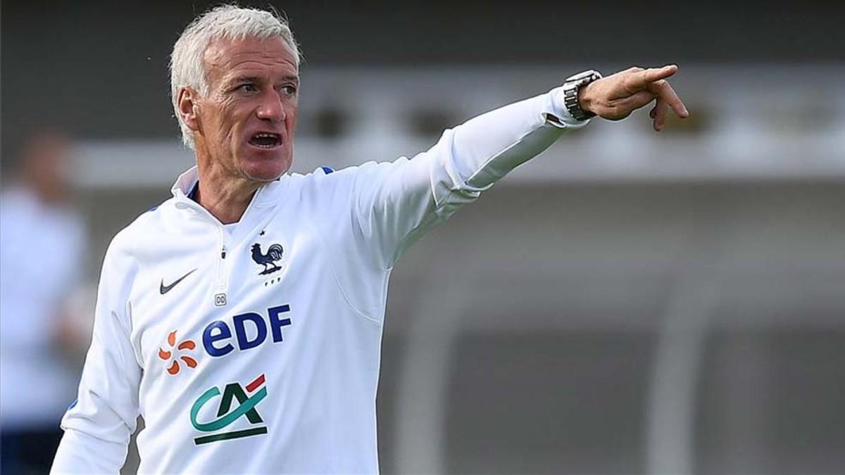 Deschamps, dando instrucciones durante la concentración de la selección francesa