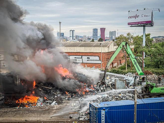 Un incendio quema chatarra en una industria de Can Tunis, entre Barcelona y L'Hospitalet