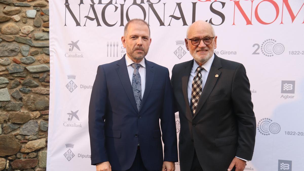 Joan Esculies (esquerra), amb Carles Vilarrubí, president de l&#039;Acadèmia Catalana de Gastronomia