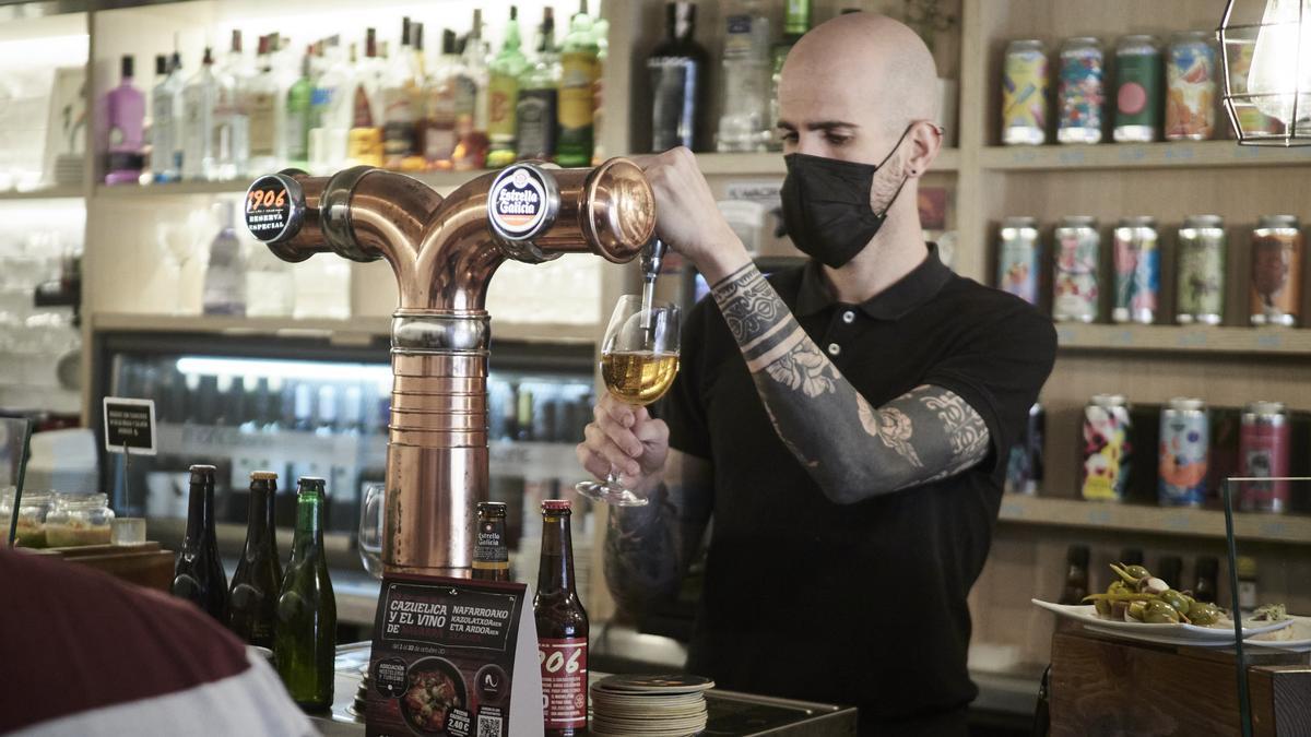 Archivo - Un camarero sirve una cerveza en el interior de un bar, a 1 de octubre de 2021, en Pamplona, Navarra (España). Esta medianoche ha entrado en vigor la orden de la Consejería de Salud de Navarra por la que se dejan sin efecto el grueso de medidas
