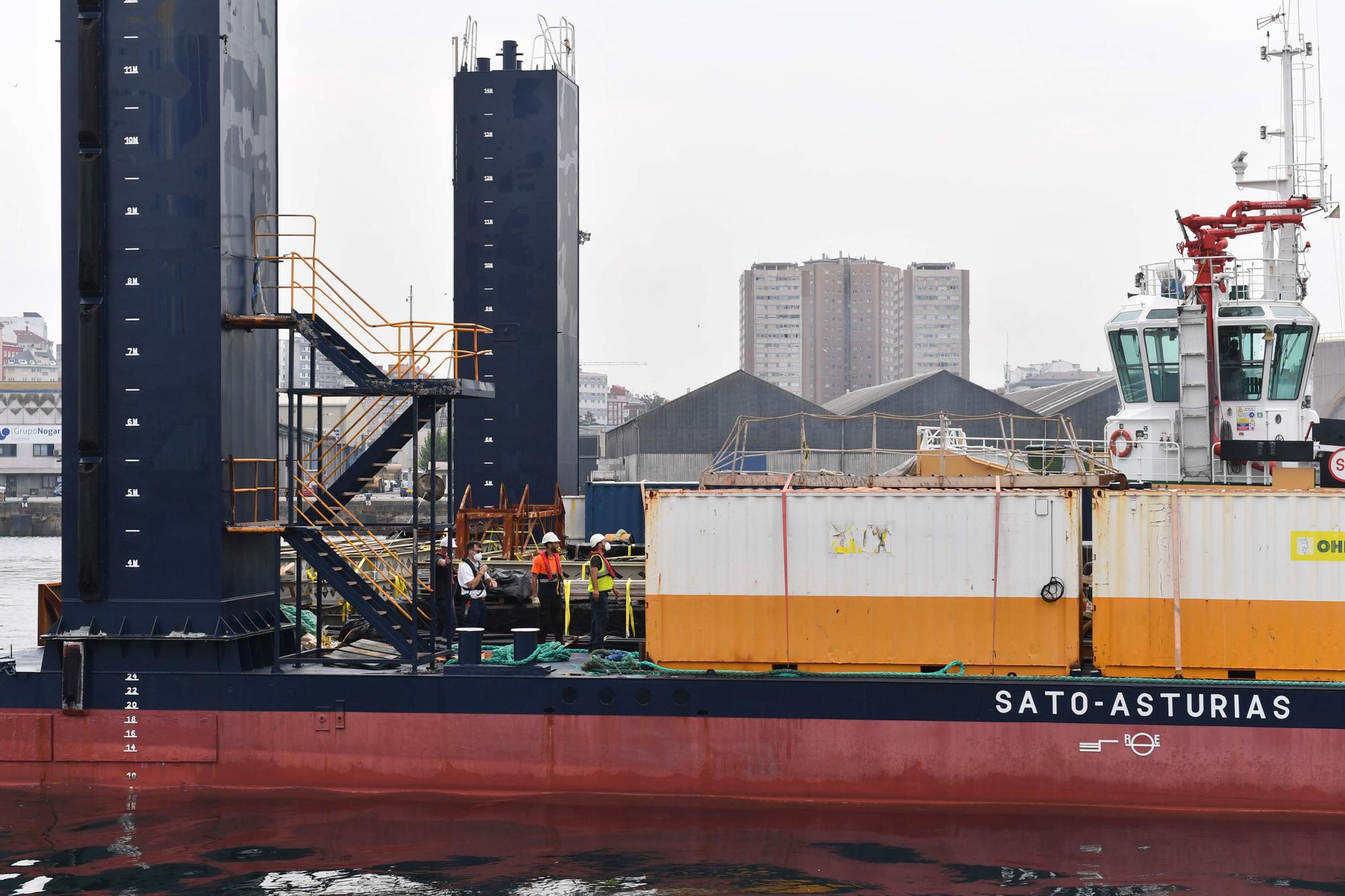 El buque cajonero ‘Sato Asturias’ atraca en el muelle del Centenario