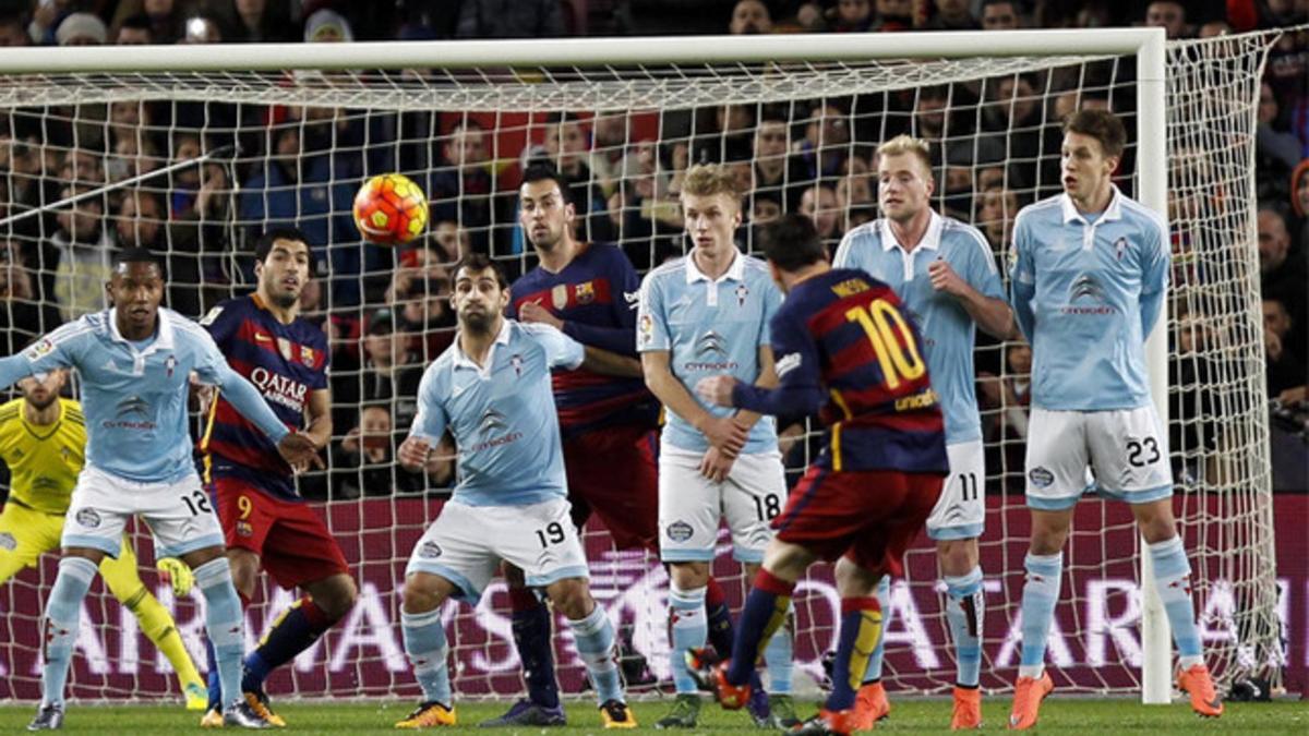 Messi, lanzando una falta ante el Celta