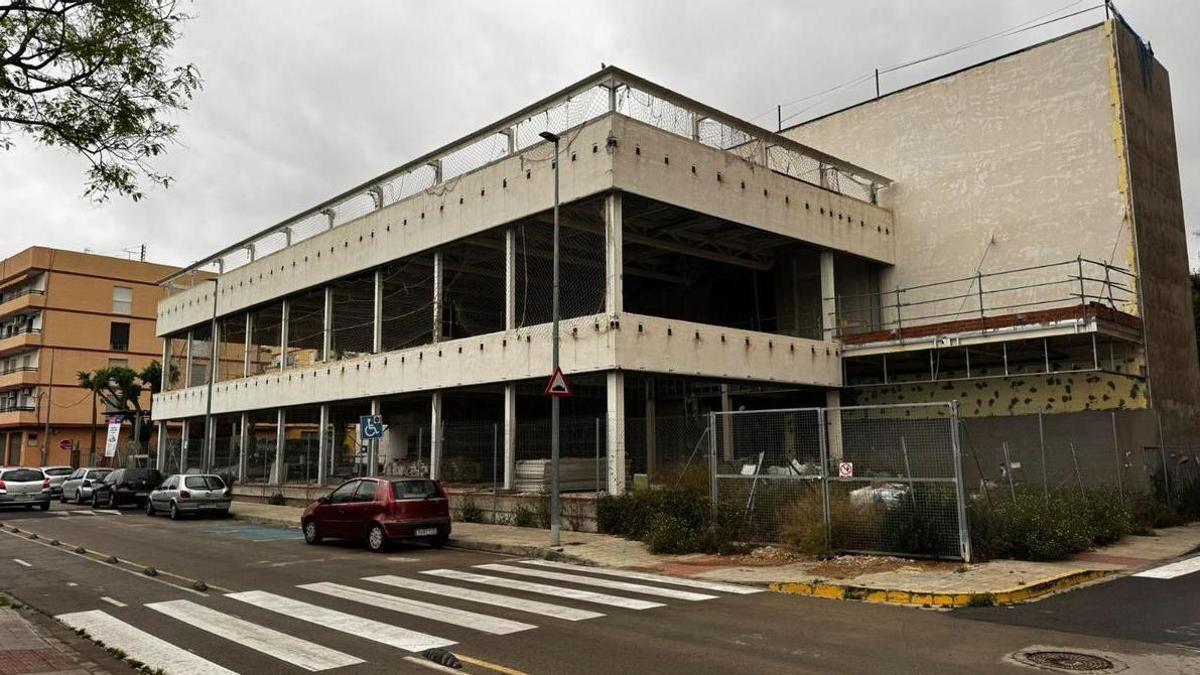 Estado actual del Espai Labora de Meliana abandonado a medio construir.