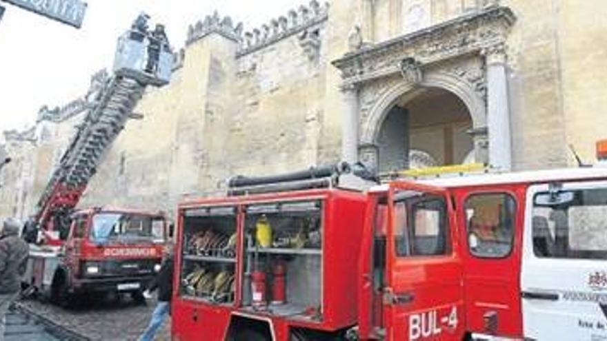 El primer simulacro de fuego en la Mezquita desaloja a 400 visitantes