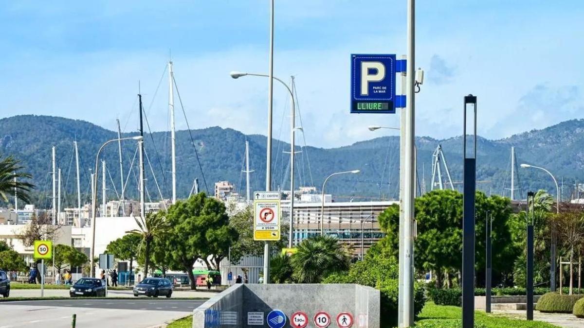 Das Parkhaus an der Kathedrale ist bei Urlaubern sehr beliebt. Es lohnt sich daher umso mehr, die Auslastung zu checken.