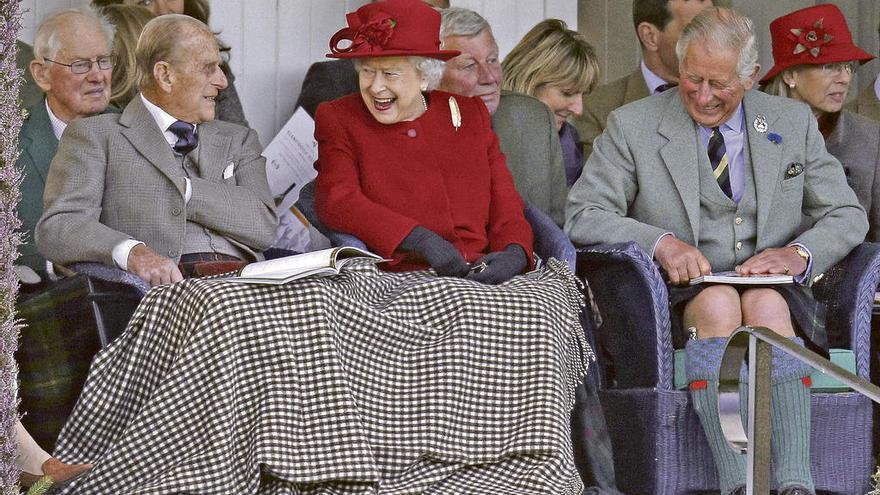 El príncipe Carlos con sus padres, Isabel II y Felipe de Edimburgo.