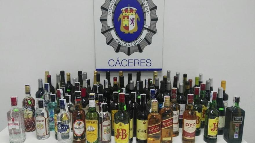 Intervenidas en Cáceres 68 botellas de alcohol en una multitienda sin autorización para la venta
