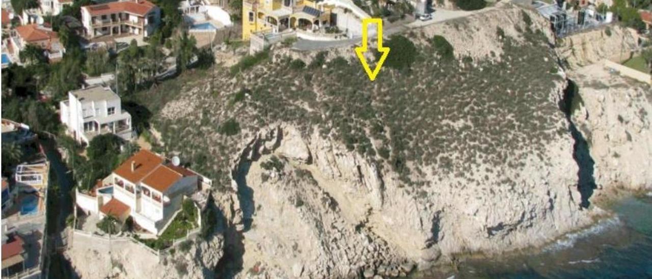 El acantilado en la zona norte de El Campello donde la empresa proyectaba dos chalés (señalado con un flecha).