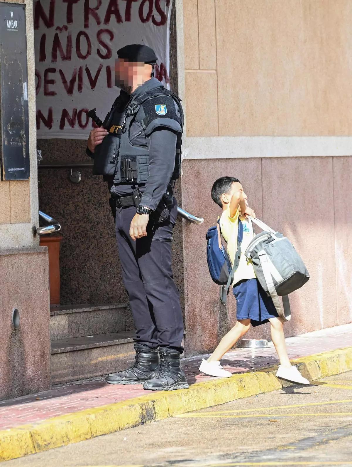 Uno de los niños desalojados cargando con sus cosas