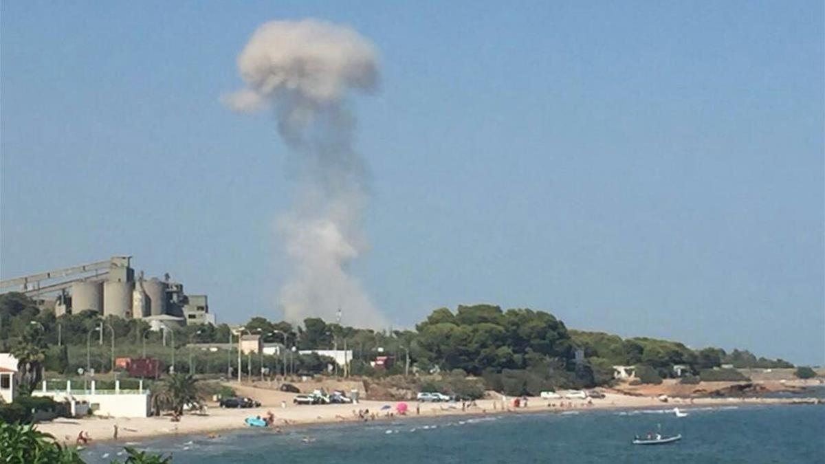 Columna de humo de la explosión en la casa de Alcanar en la que los terroristas fabricaban los explosivos, vista desde el mar.