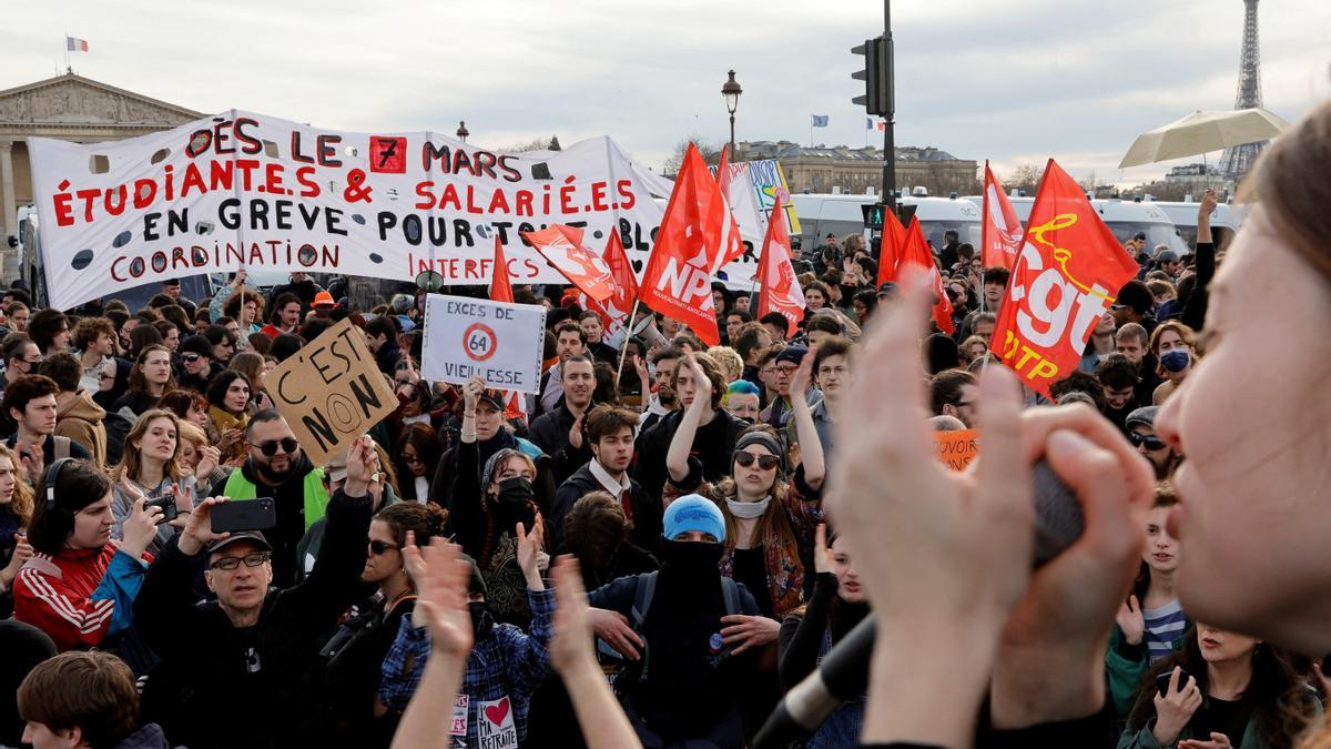 Cientos de personas salen a la calle en París para protestar contra la reforma de las pensiones del gobierno francés.