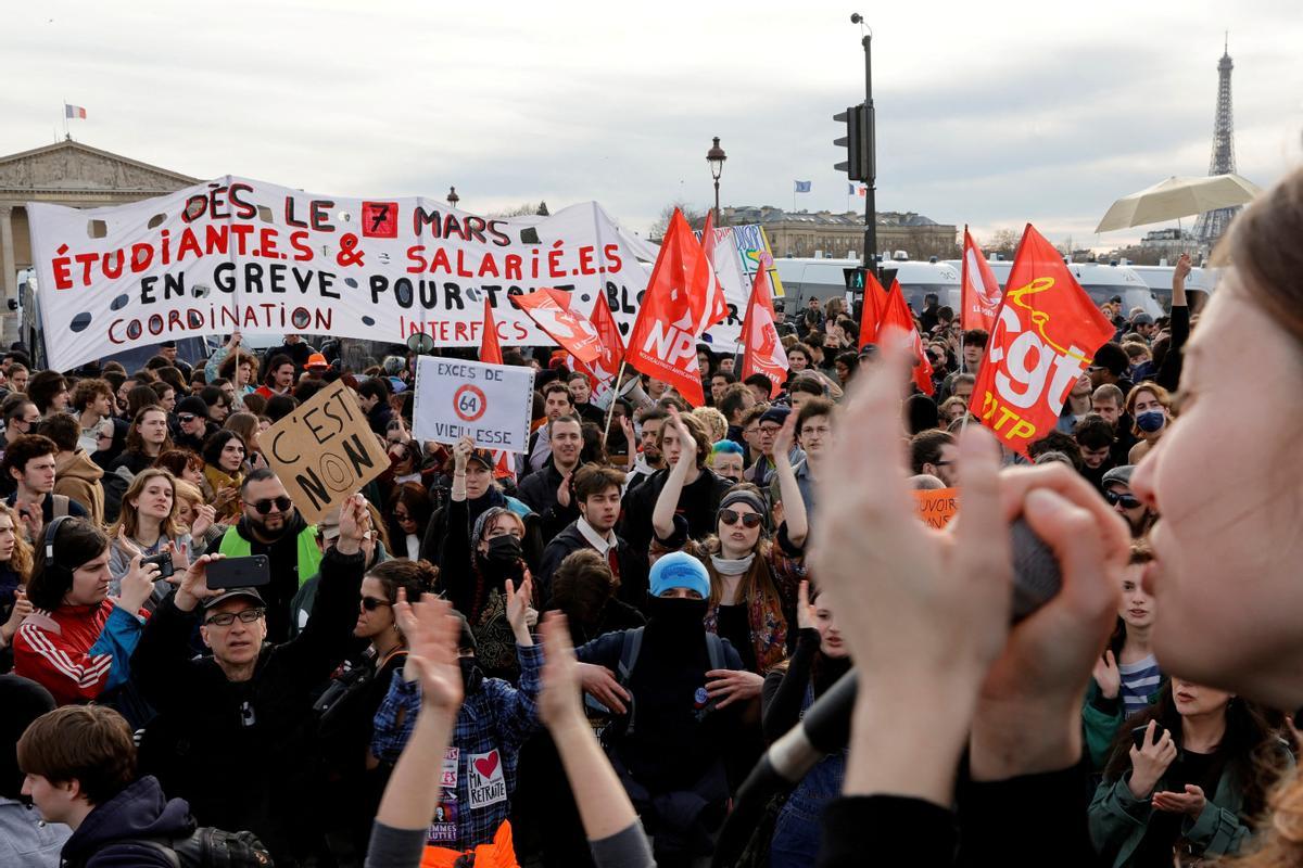 Cientos de personas salen a la calle en París para protestar contra la reforma de las pensiones del gobierno francés.