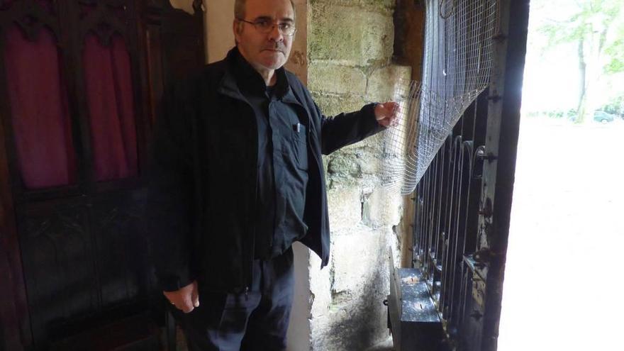 Rafael Llanes, junto a la puerta forzada de la ermita de San Roque.
