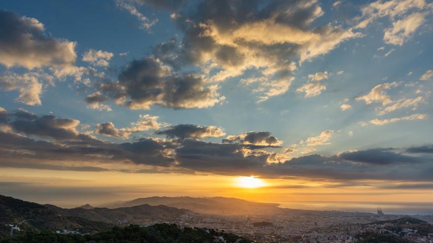 ¿Qué tipo de nubes complicarían la visibilidad del eclipse de sol y cuáles resultarían más "inofensivas" para la observación del fenómeno?