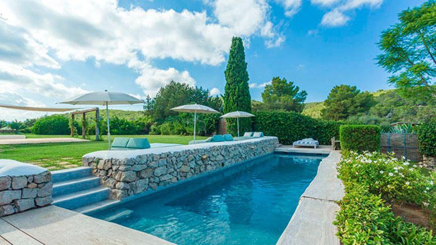 La finca dispone de piscina y está rodeada de un frondoso jardín que invita a la relajación.