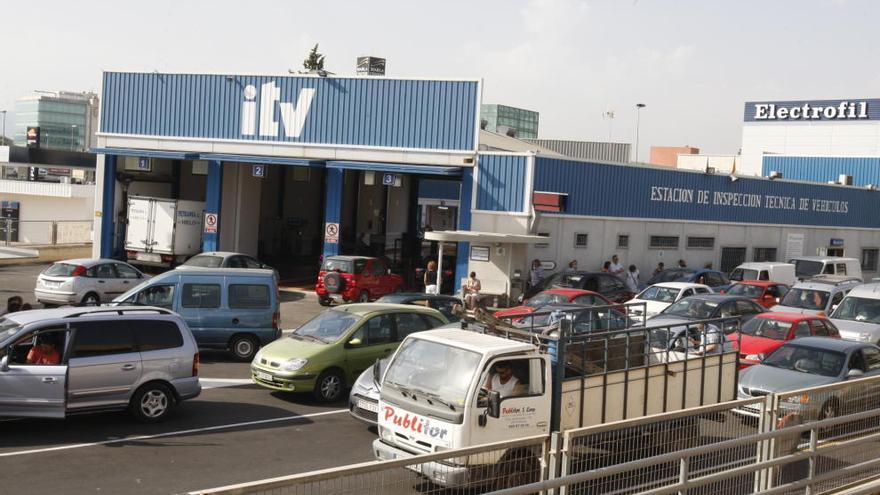 Vehículos esperando para pasar la revisión en una de las ITV de la Región de Murcia
