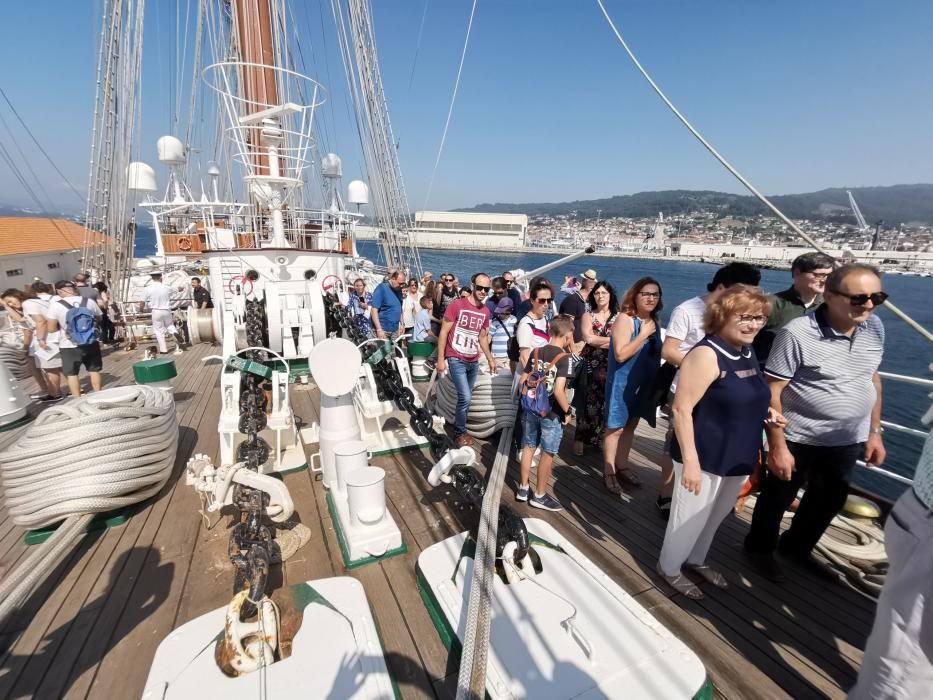 El Elcano atrae a cientos de curiosos. // Santos Álvarez