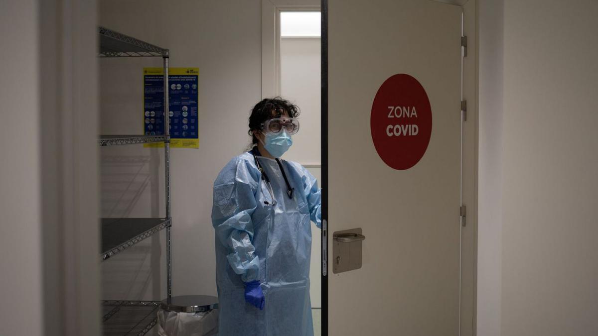 Una sanitaria, con mascarilla, gafas, guantes y bata de protección, accede a una zona COVID.  | // D. ZORRAKINO