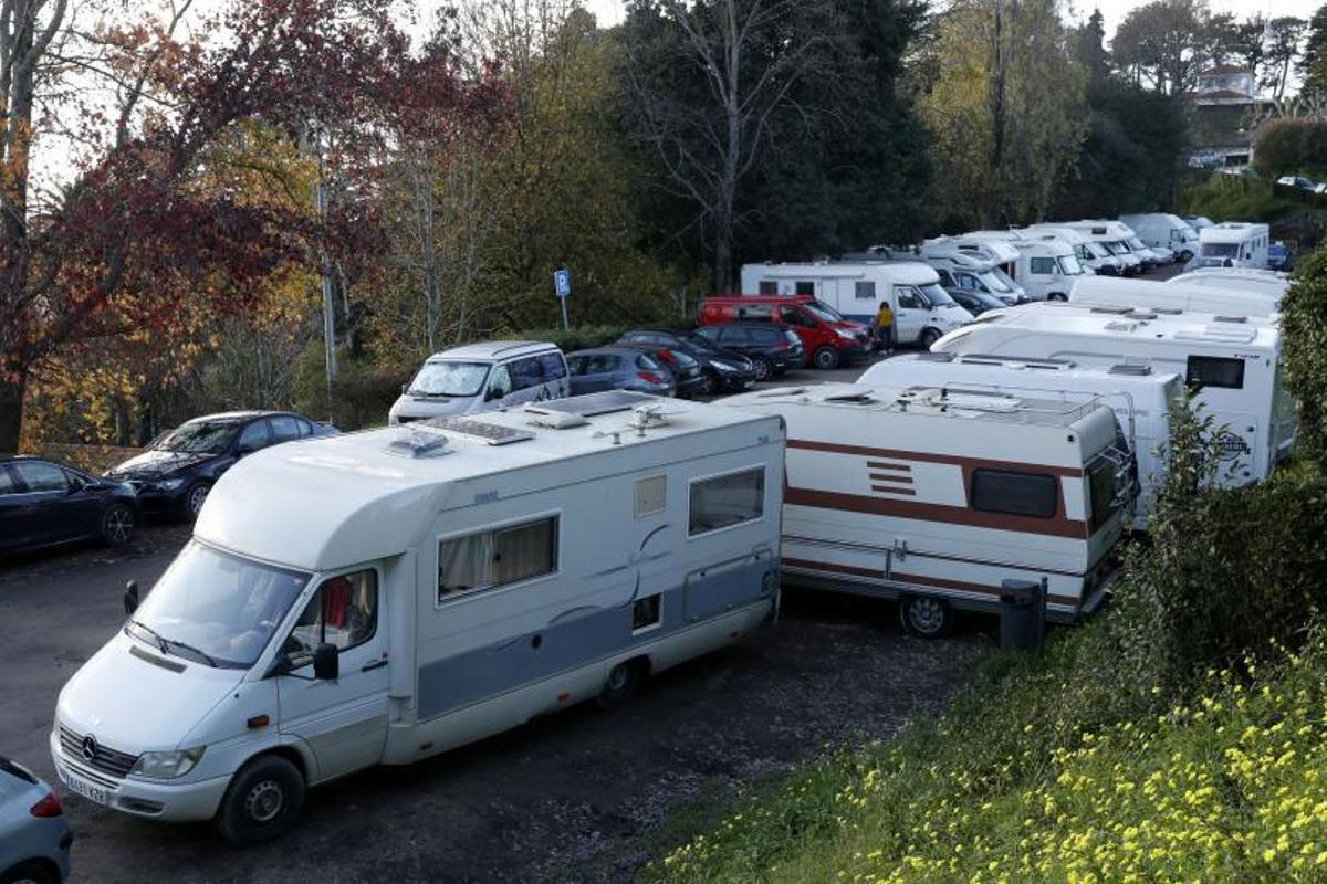 Vista del aparcamiento gratuito de O Castro con unaveintena de autocaravanas. | // JOSÉ LORES