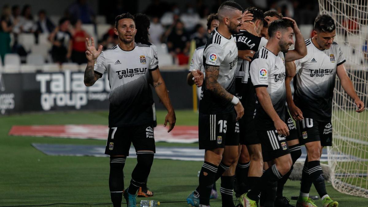 Rubén Castro celebra sus tres goles conseguidos mientras sus compañeros se abrazan por el triunfo.