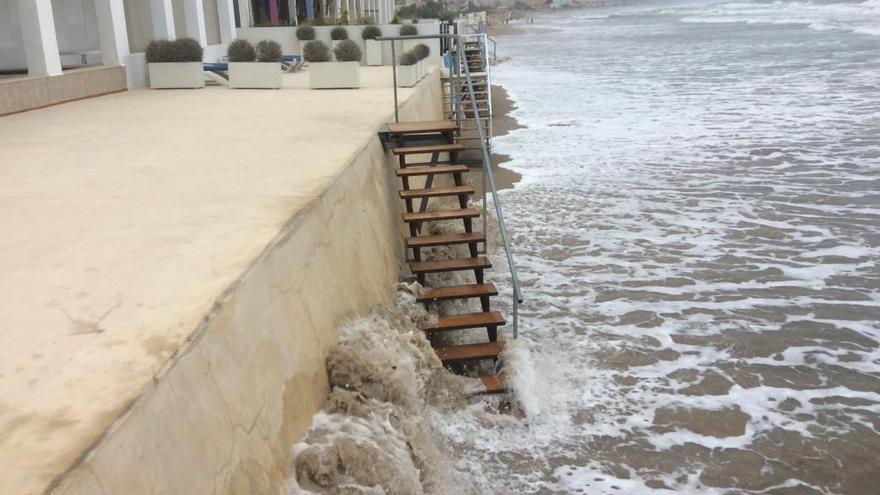 El temporal ya ha empezado a tragarse playas en Dénia