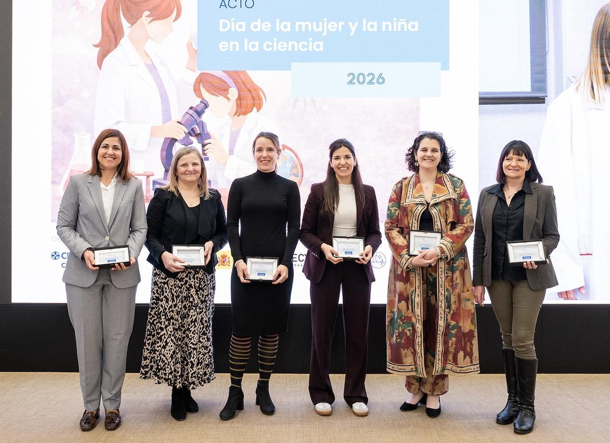 Carmen Muñoz (segunda por la derecha) y las otras investigadoras reconocidas con los premios Mujer en la Ciencia.