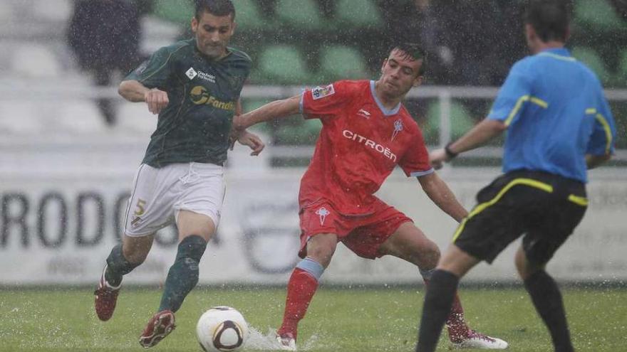 Camochu, en su etapa en el Celta B, presiona a David Campos, del Coruxo, en un derbi. // Ricardo Grobas