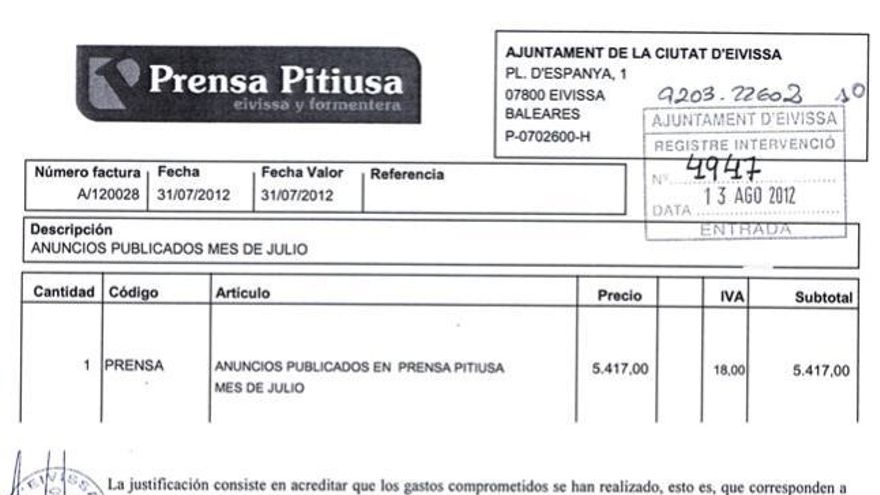 En la parte superior se reproduce una de las facturas de la sociedad editora de Prensa Pitiusa, donde consta el concepto «por anuncios publicados» por el que la empresa cobra al Ayuntamiento. Abajo unos párrafos del informe desfavorable de la interventora municipal en los que deja claro que «no se ha seguido el procedimiento de adjudicación» previsto en la ley de contratos del sector público.