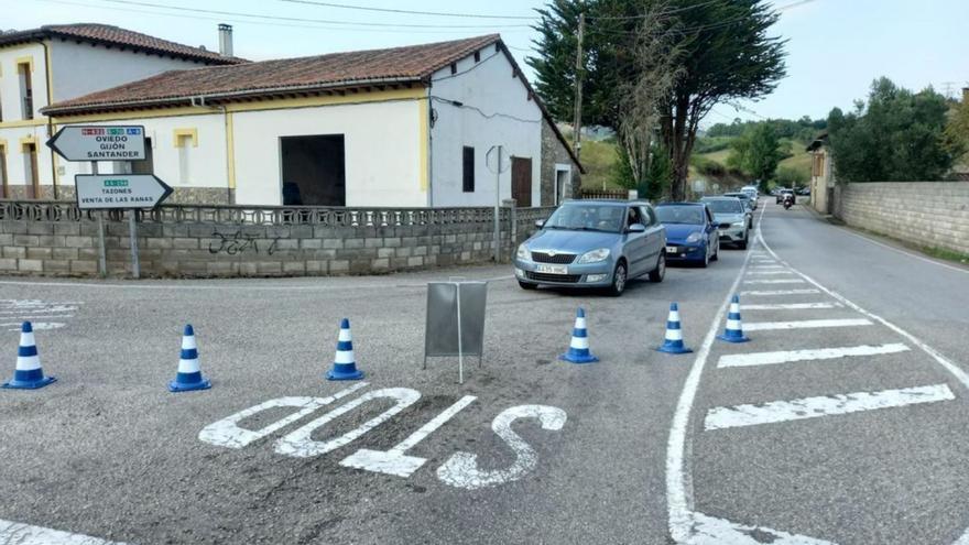 Varios coches, en el cruce de El Riañu.    | LNE