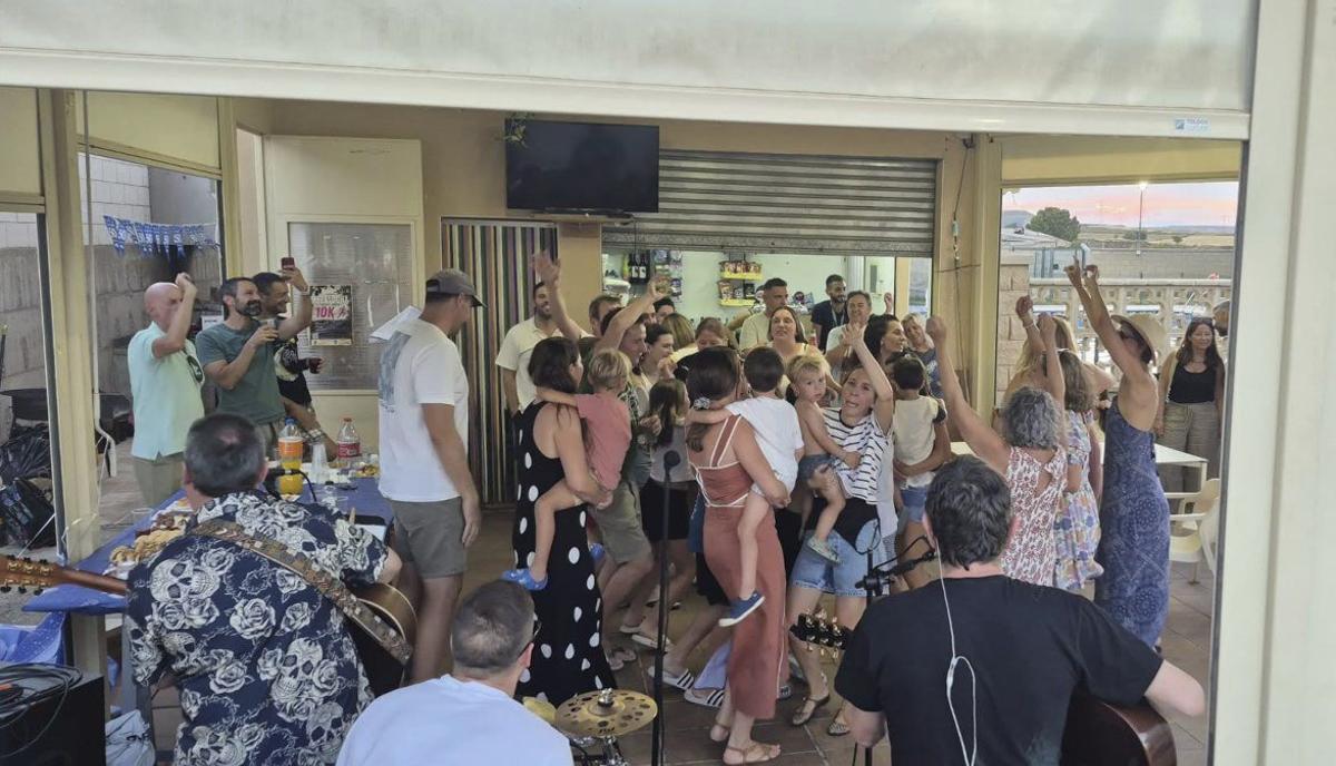 Los vecinos se reunieron para ver la final del Mundial de fútbol.