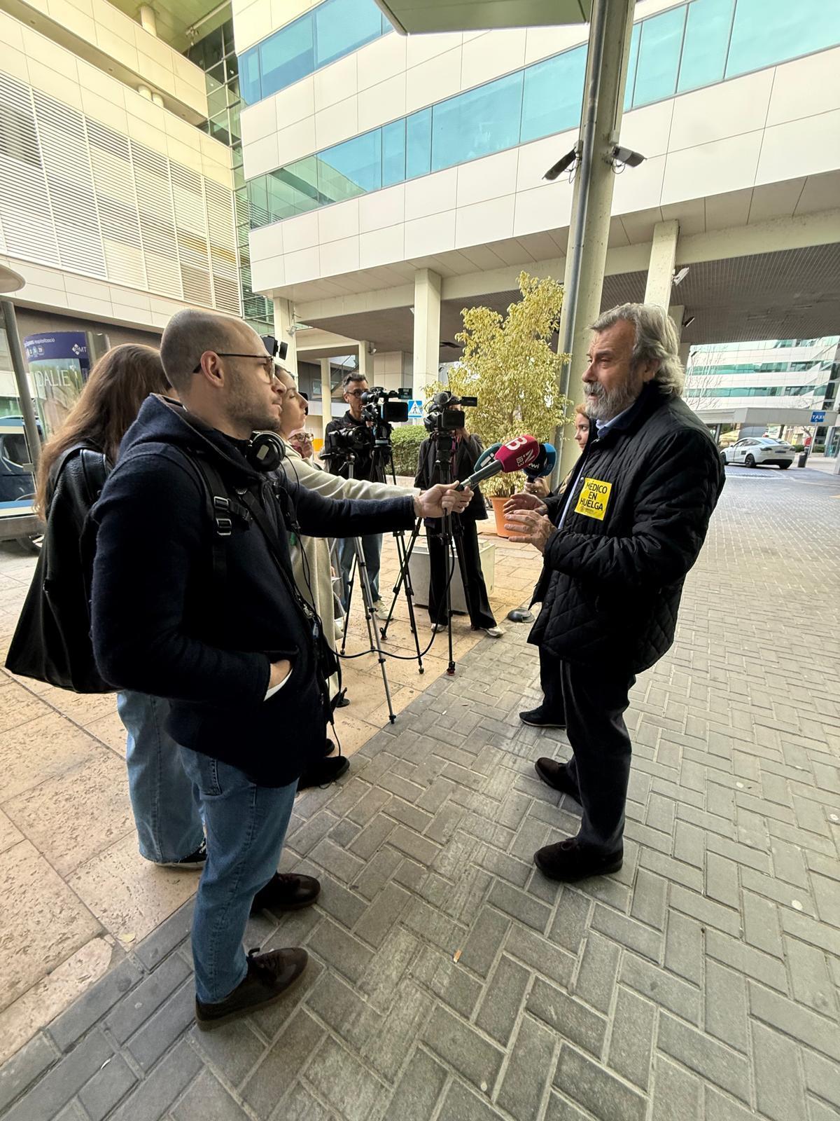 FOTO | Concentraciones de médicos en las puertas de los hospitales de Baleares contra el estatuto marco. FOTO | Concentraciones de médicos en las puertas de los hospitales de Baleares contra el estatuto marco.