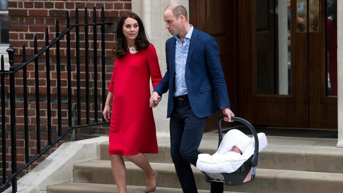 La duquesa de Cambridge abadona el hospital junto a su marido, el príncipe Guillermo, a las siete horas de dar a luz a su tercer hijo.