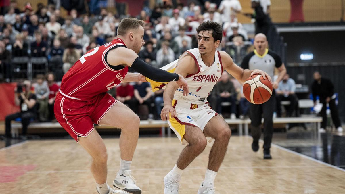 Una jugada del partido en el que debutó Chus Mateo en el banquillo español