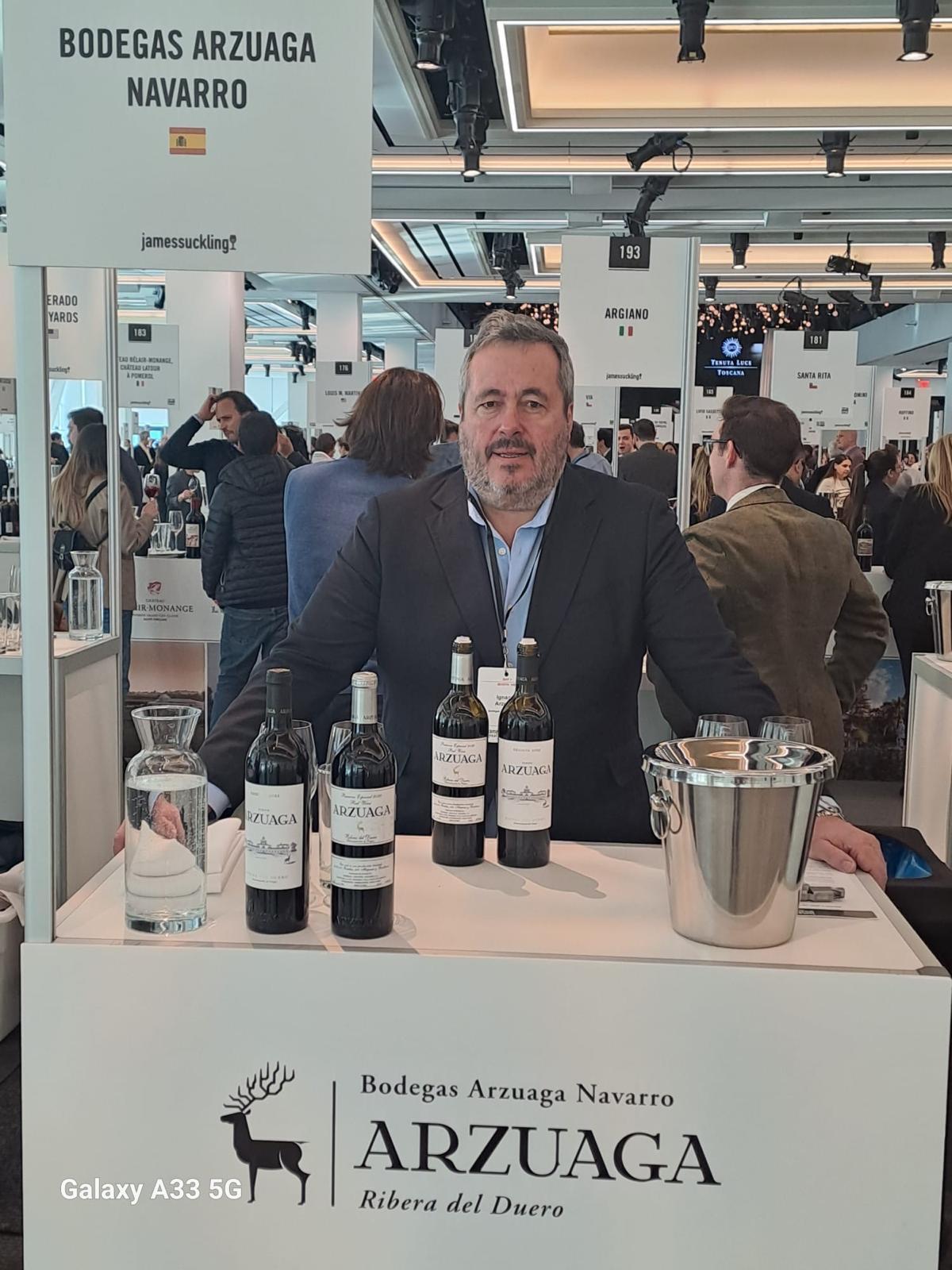 Ignacio Arzuaga, propietario de Bodega Pazo de Rubianes, en un evento en Nueva York con James Suckling, uno de los críticos de vinos más influyentes y reconocidos a nivel mundial.