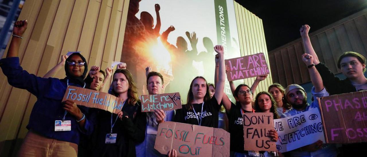 Activistas en la cumbre del clima, en Sharm el-Sheikh.