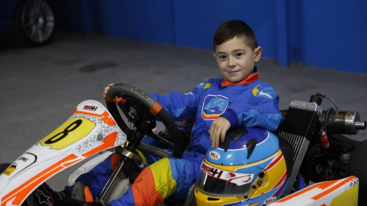 Neizan Granda, posa, orgulloso, a bordo de su kart.