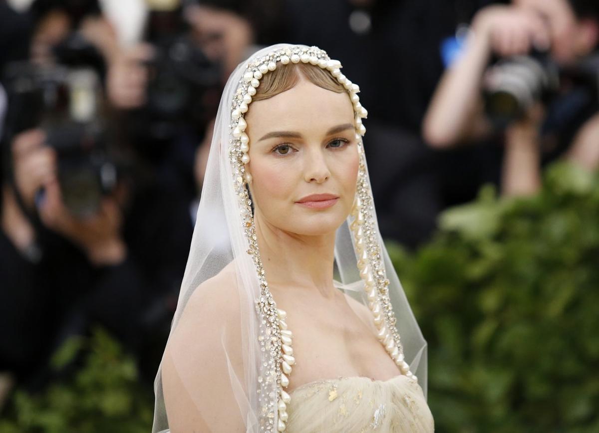 La actriz Kate Bosworth con un ’look’ impresionante inspirado en la Virgen María, obra de Óscar de la Renta.