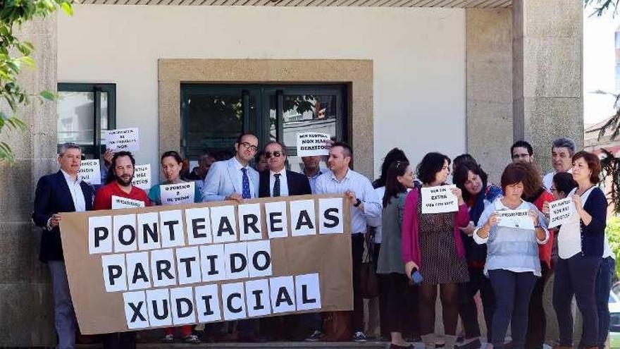 Manifestación en los juzgados de Ponteareas. // A. Hernández