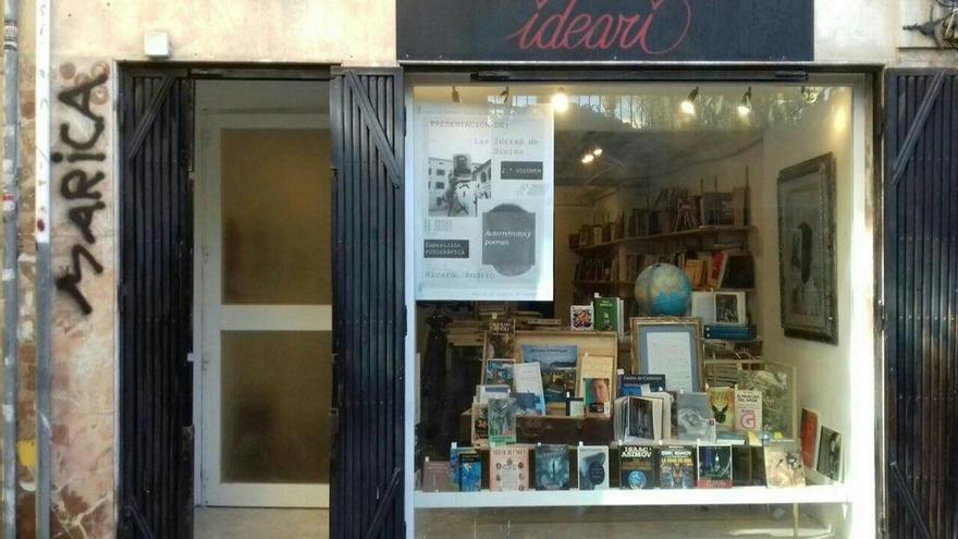 Denuncian la aparición de una pintada homófoba en la librería Ideari de Palma