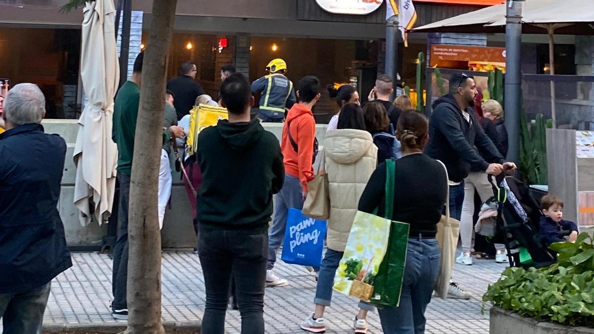 Evacúan un edificio en una calle de Santa Cruz de Tenerife por un incendio