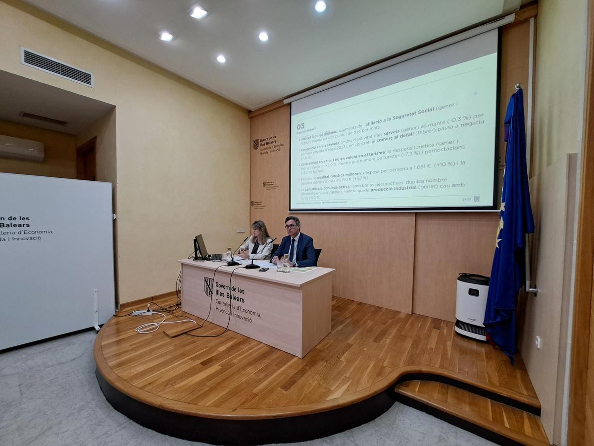 El conseller d’Economia, Hisenda i Innovació, Antoni Costa, junto a la directora general, Catalina Barceló.