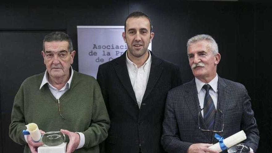 De izquierda a derecha, José Antonio Bron, Ceferino Vallina y Maxi Alberto Rodríguez, en el acto de entrega.