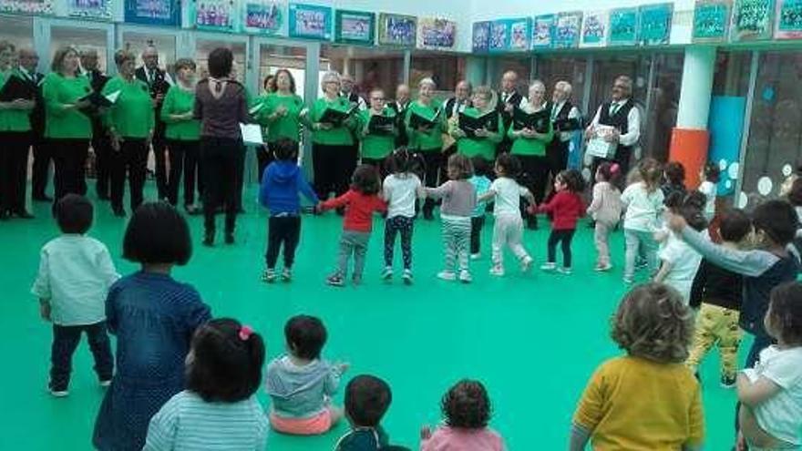 Actuación de las Voces Veteranas en la escuela infantil de O Burgo.