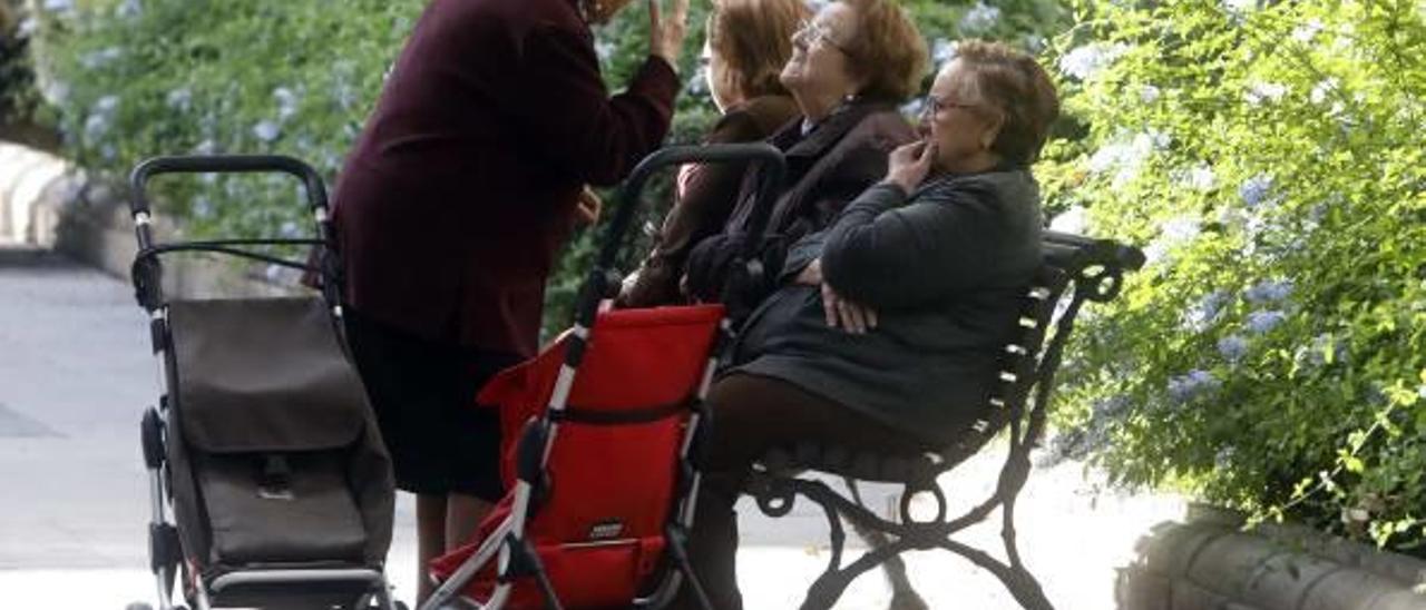 Un grupo de mujeres mayores conversa en un banco de la Avinguda al Vedat, en Torrent.