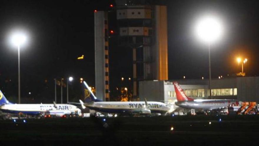 El aeropuerto de El Altet, en una imagen captada anoche.