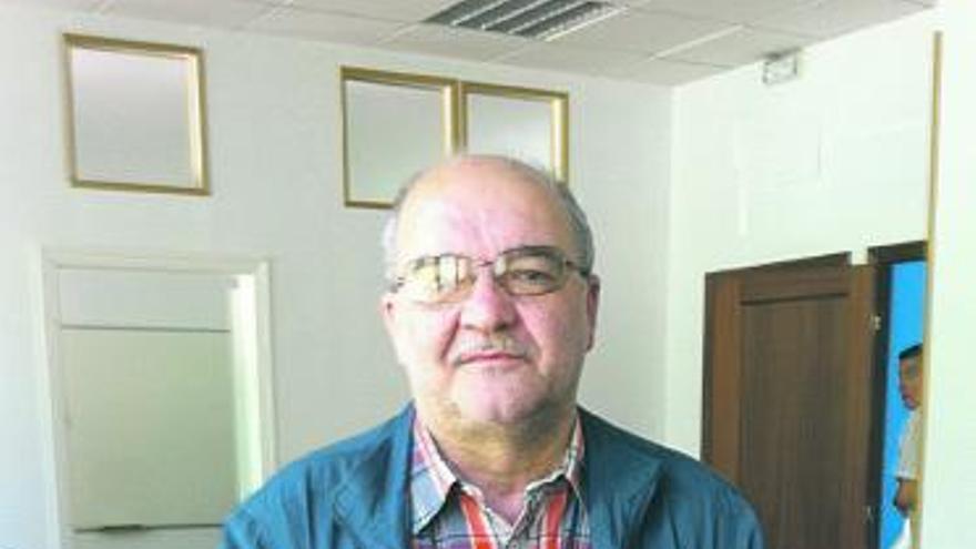 José Manuel Fernández, en la sede del PP de Cangas del Narcea.