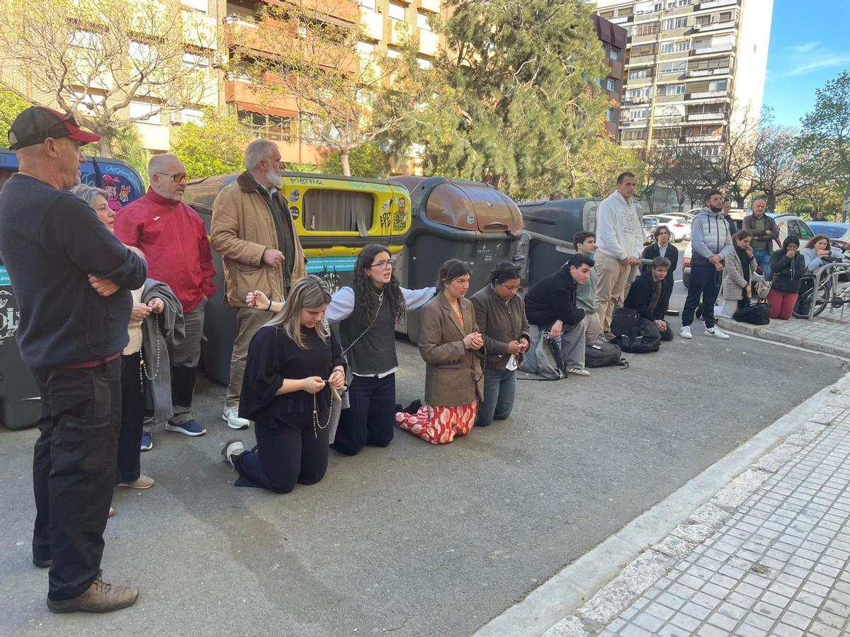 Rezos frente a la sala en la que se va a celebrar una misa negra.