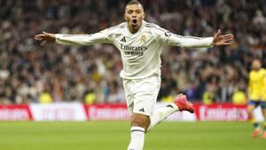 Mbappé celebra el seu segon gol, ahir contra la UD Las Palmas al Bernabéu. | ANA BELTRAN / REUTERS