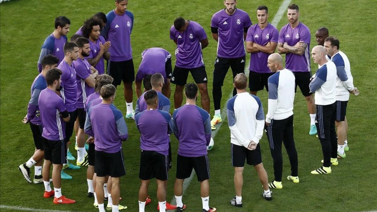 Zidane se dirige a los jugadores blancos antes del entrenamiento en el estadio de Lerkendal (Trondheim)