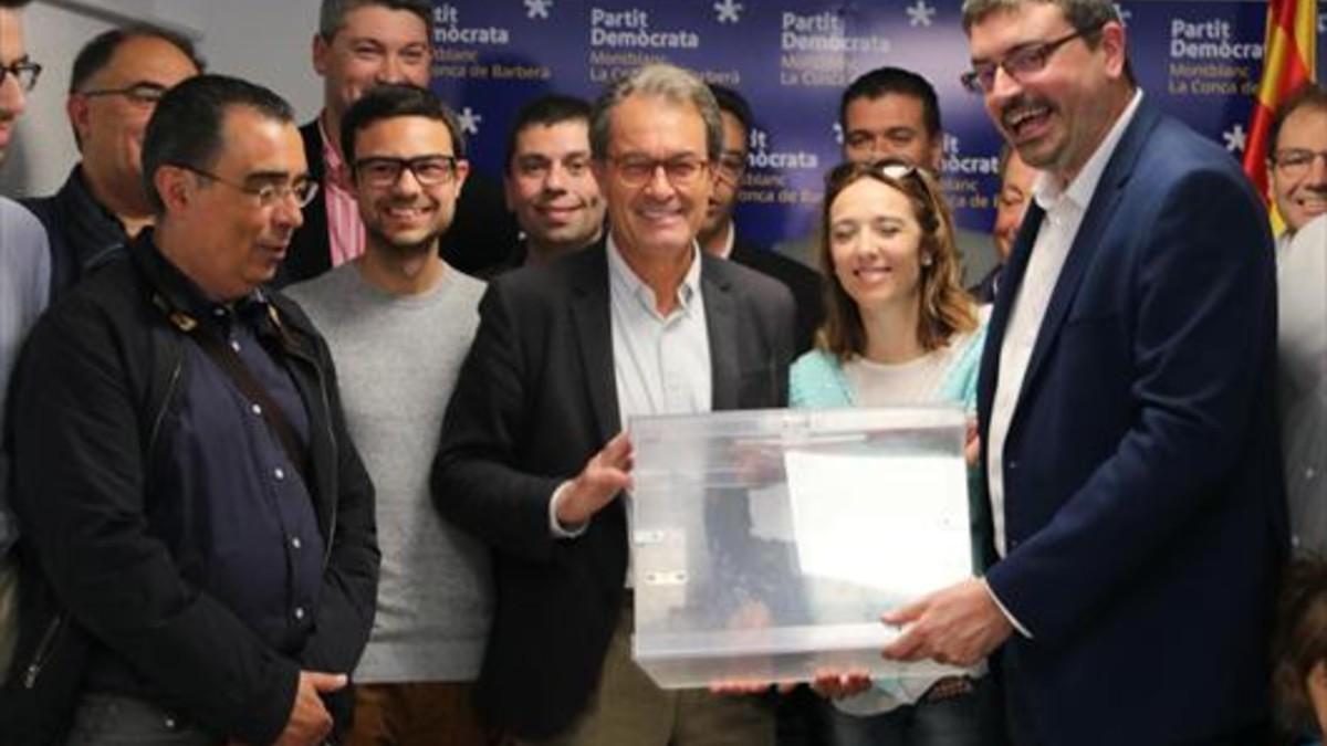 Artur Mas (en el centro), con una urna, arropado por miembros del PDECat en Montblanc, ayer.